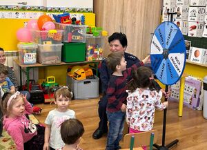 Policjantka podczas prelekcji z przedszkolakami