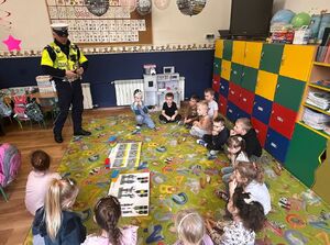 Policjant rozmawia z przedszkolakami