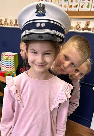 Dziewczynka w policyjnej czapce