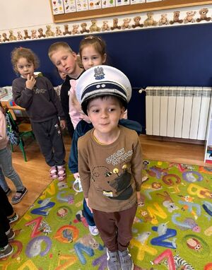 Chłopczyk w policyjnej czapce