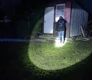 Pracownik kontroluje miejsca przebywania osób bezdomnych