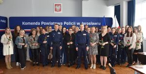Zdjęcie grupowe policjantek, policjantów oraz pracownic jarosławskiej komendy