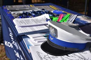 Policyjna czapka i ulotki na stoliku