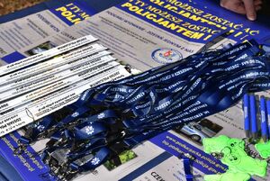 Policyjne ulotki oraz smycze