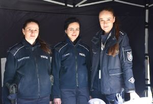 Policjantki na policyjnym stoisku