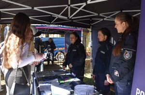 Policjantki i młodzież na policyjnym stoisku