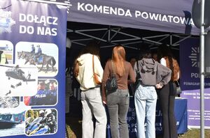 Młodzież przy policyjnym stoisku