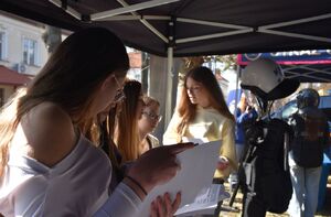 Młodzież na policyjnym stoisku