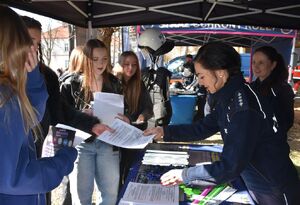 Policjantki i młodzież na policyjnym stoisku