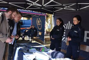 Młodzież na policyjnym stoisku