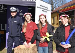 Policjant i młodzież przy policyjnym stoisku