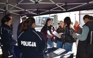 Młodzież przy policyjnym stoisku