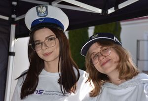 Dziewczyny w policyjnych czapkach