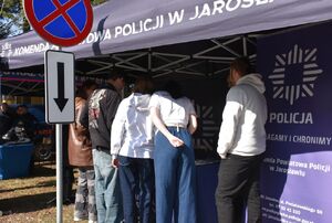 Młodzież przed policyjnym stoiskiem