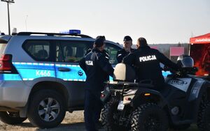 Policjanci przy radiowozie i quadzie