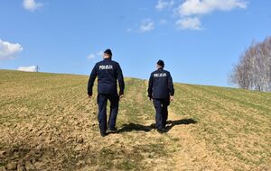 Policjanci podczas poszukiwań mężczyzny