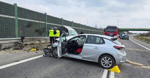 Miejsce wypadku drogowego na obwodnicy Jarosławia. Widoczne są dwa uszkodzone pojazdy. W tle radiowóz i wóz strażacki