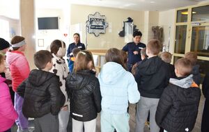 Dzieci z policjantkami w holu jarosławskiej komendy