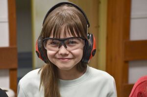 Dziewczynka w okularach i słuchawkach