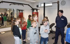 Policjantka z dziećmi na siłowni