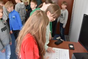 Dzieci robią odciski palców