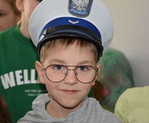 Chłopiec w policyjnej czapce