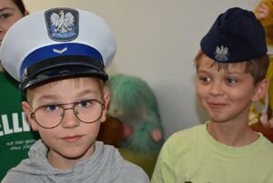 Dwóch chłopców w policyjnych czapkach
