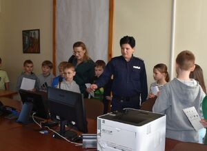 Policjantka z dziećmi na sali odpraw