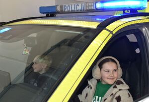Dziewczynka w radiowozie