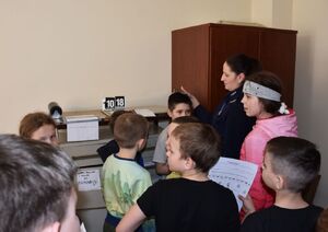 Policjantka z dziećmi