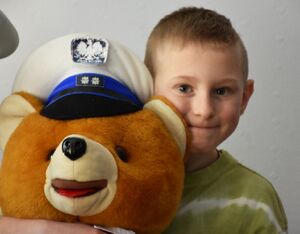 Chłopiec z policyjnym misiem