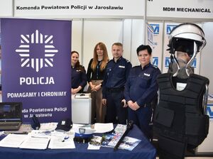 Policyjne stoisko przy którym stoją policjanci