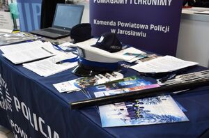 Stolik na którym poukładane są ulotki, smycze i odblaski