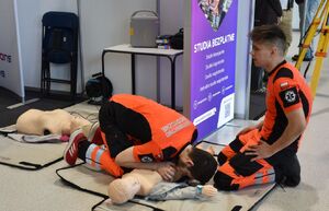 Ratownicy medyczni przy fantomie