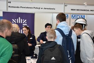 Młodzież przy policyjnym stoisku