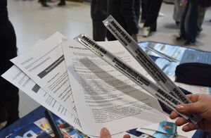 Informator dot. przyjęć do służby w Policji. Na nim odblaski