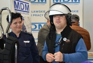 Policjantka i chłopiec w policyjnym kasku