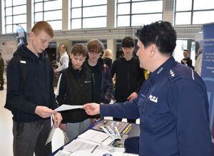 Osoby odwiedzające policyjne stoisko