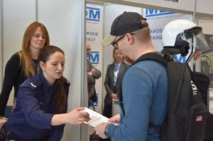 Policjantka przekazuje mężczyźnie ulotkę