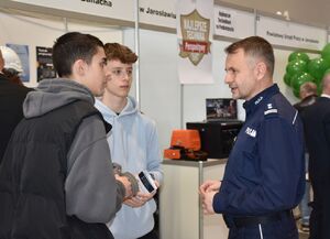 Policjant rozmawia z młodzieżą
