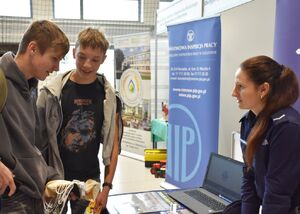 Młodzież przy policyjnym stoisku