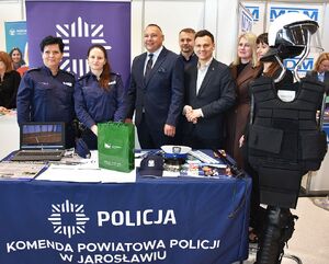 Zdjęcie grupowe przy policyjnym stoisku