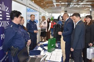 Osoby odwiedzające policyjne stoisko