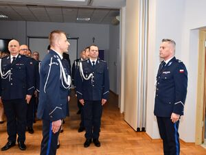 Policjant składa meldunek komendantowi