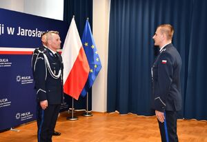 Policjant składa meldunek Komendantowi