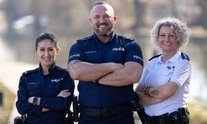 Policjant i dwie policjantki