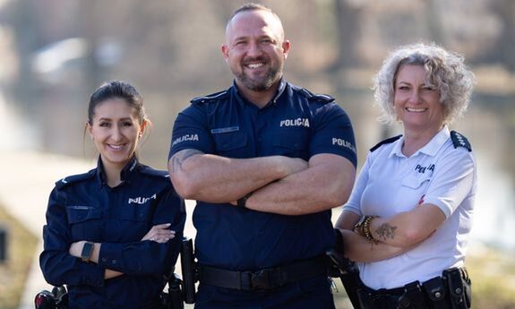 Policjant i dwie policjantki