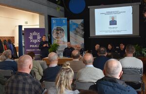 Seniorzy na sali w czasie debaty