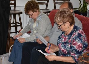 Seniorki wypełniają ankietę