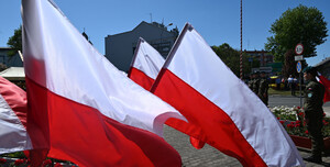 Powiewające flagi biało-czerwone